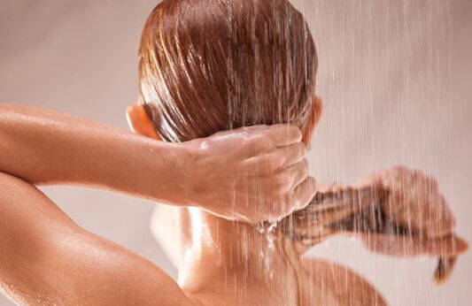 Le Soin Lavant Nourrissant visuel mannequin rincage cheveux